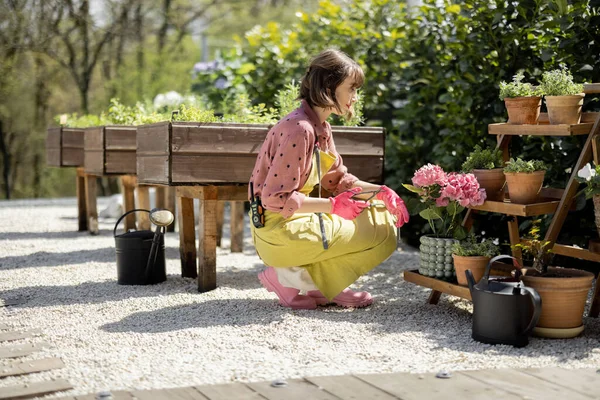 Жінка вдома овочевий сад на подвір'ї свого будинку — стокове фото