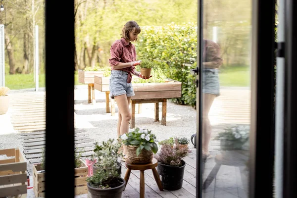 Жінка вдома овочевий сад на подвір'ї свого будинку — стокове фото