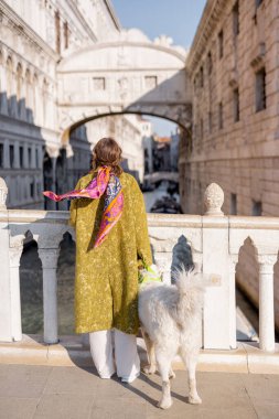 Kadın Venedik 'te dolaşırken merkez meydanda yürüyor