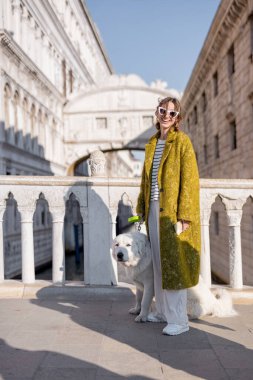 Kadın Venedik 'te dolaşırken merkez meydanda yürüyor