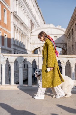 Kadın Venedik 'te dolaşırken merkez meydanda yürüyor