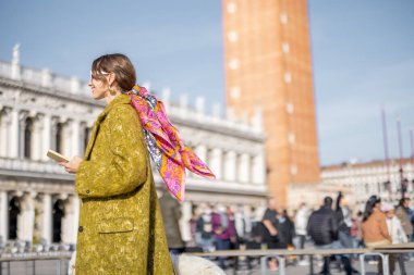 Kadın Venedik 'te dolaşırken merkez meydanda yürüyor