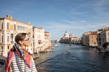 Venedik'te seyahat kadın