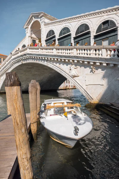 View on Grand canal and Rialto bridge in Venice, Italy — 图库照片