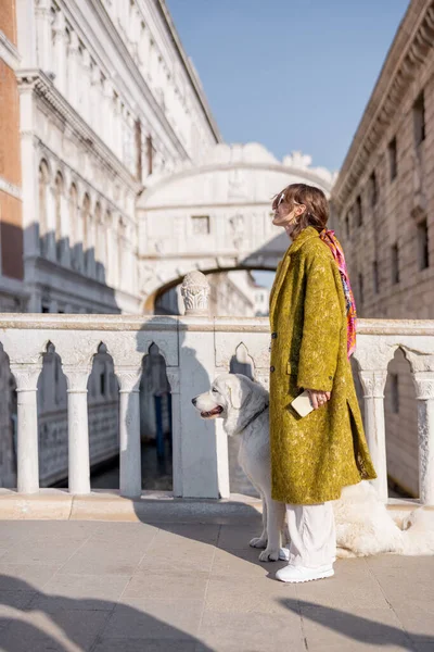 Kadın Venedik 'te dolaşırken merkez meydanda yürüyor
