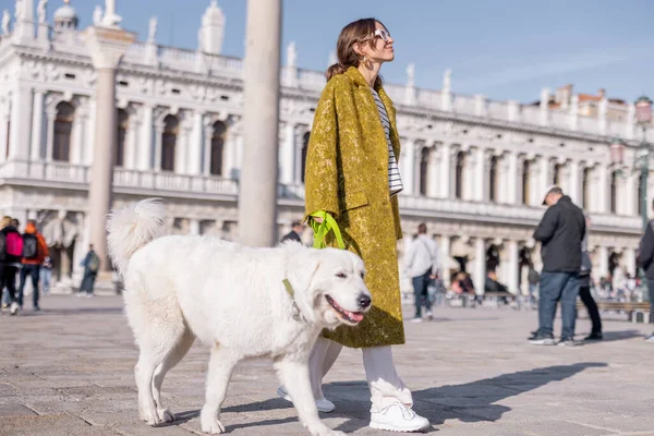 Kvinna promenader centralt torg när du reser i Venedig — Stockfoto