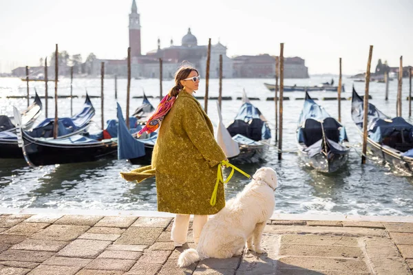 Κομψό γυναίκα περπάτημα με το σκυλί στη Βενετία, Ιταλία — Φωτογραφία Αρχείου