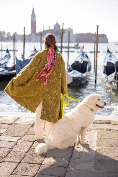 ヴェネツィア,イタリアの犬と一緒に歩くスタイリッシュな女性 — ストック写真