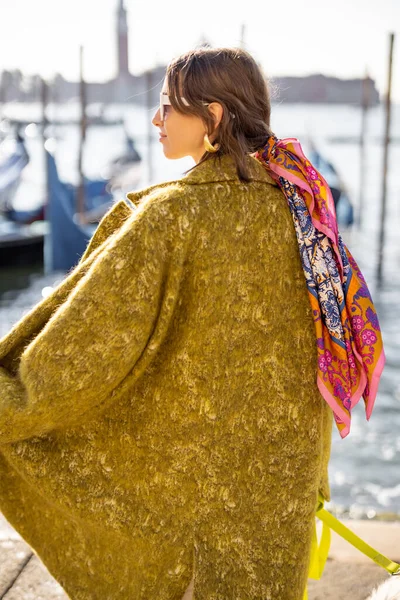 Elegante donna che cammina a Venezia — Foto Stock