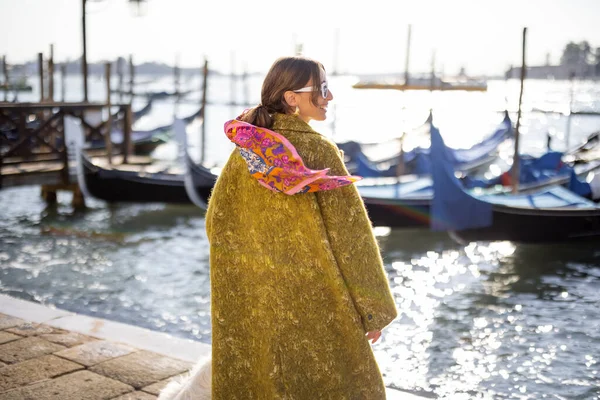 在意大利威尼斯散步的时髦女人 — 图库照片