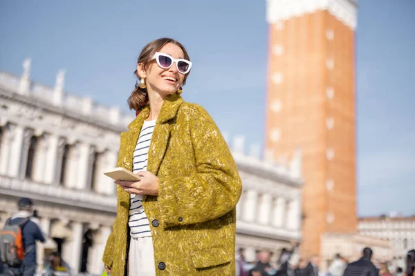 Vrouw wandelen centraal plein tijdens het reizen in Venetië — Stockfoto