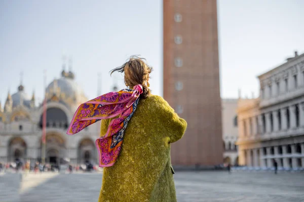 Kobieta podróżuje słynne zabytki w Wenecji — Zdjęcie stockowe