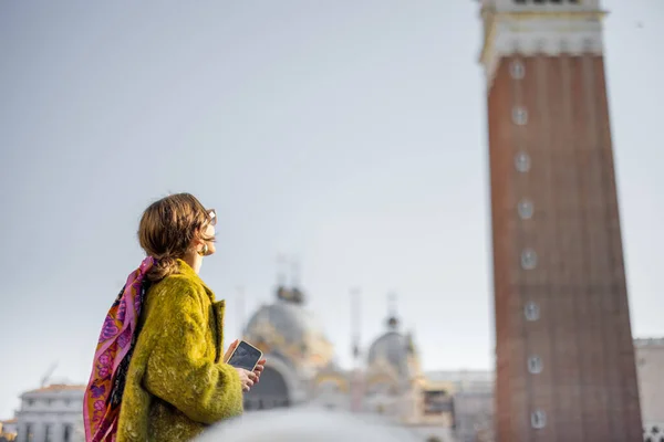 Donna che viaggia famosi punti di riferimento a Venezia — Foto Stock