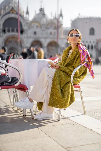 Donna italiana al caffè nel centro di Venezia — Foto Stock