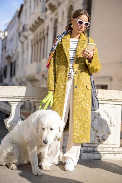 Mujer con perro viajando en Venecia, Italia —  Fotos de Stock