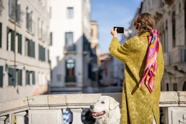Mulher bonita e elegante andando em Veneza, Itália — Fotografia de Stock