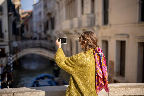 Mooie stijlvolle vrouw wandelen in Venetië, Italië — Stockfoto