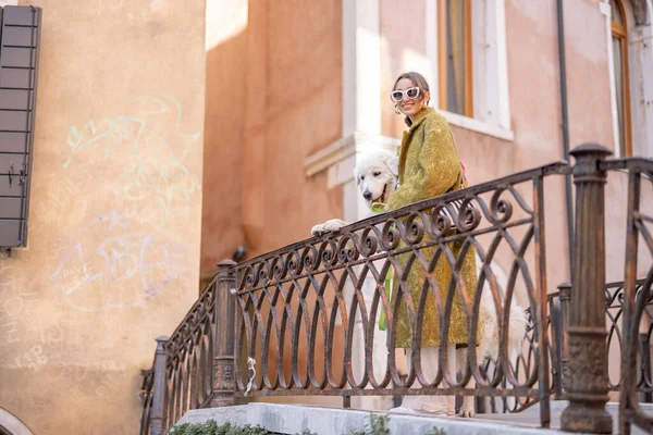 Donna con cane che viaggia a Venezia — Foto Stock