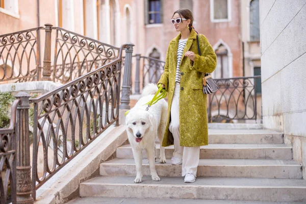 Женщина с собакой путешествует по Венеции, Италия — стоковое фото