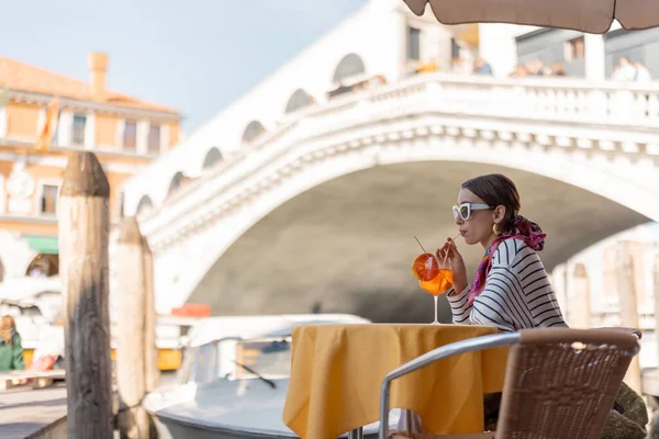 Kobieta odpoczynku w kawiarni na świeżym powietrzu na Canal Grande, podróże Wenecja — Zdjęcie stockowe