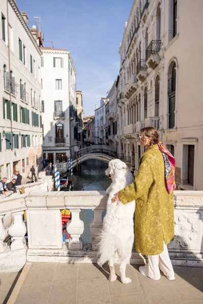 带着狗在意大利威尼斯旅行的女人 — 图库照片