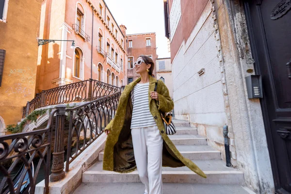 Šťastná žena cestuje po Benátkách — Stock fotografie