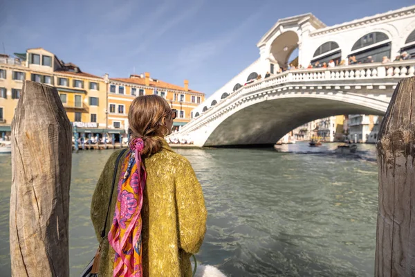 Donna godere di una splendida vista sul Canal Grande a Venezia — Foto Stock
