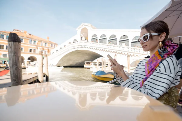 Femme avec téléphone dans un café extérieur à Venise, Italie — Photo