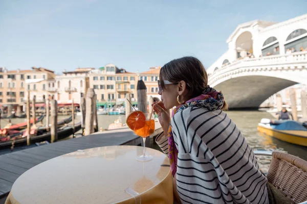 Kobieta odpoczynku w kawiarni na świeżym powietrzu na Canal Grande, podróże Wenecja — Zdjęcie stockowe