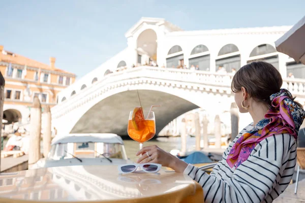 女人在大运河的室外咖啡馆休息，去威尼斯旅行 — 图库照片