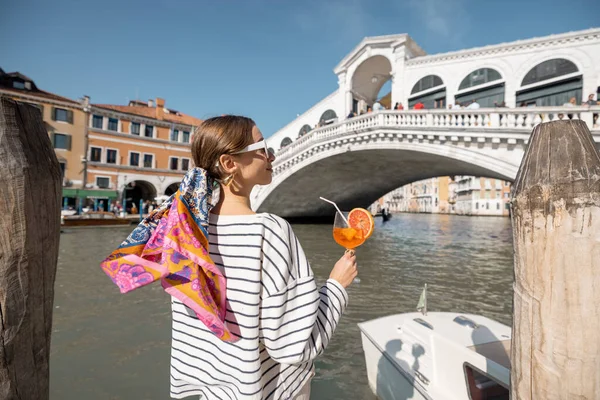 Mujer disfrutar de la bebida de verano mientras viaja en Venecia —  Fotos de Stock