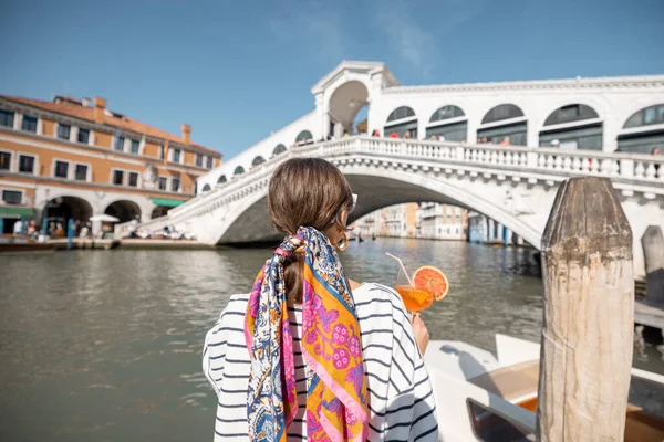 Mulher desfrutar de bebida de verão enquanto viaja em Veneza — Fotografia de Stock