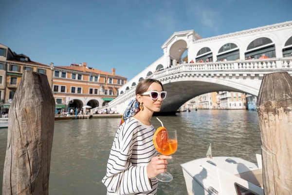 女人在威尼斯旅行时喜欢喝夏天的酒 — 图库照片