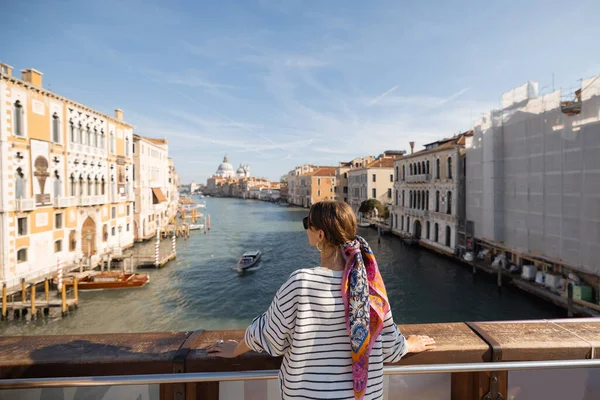 Mulher viajando em Veneza — Fotografia de Stock