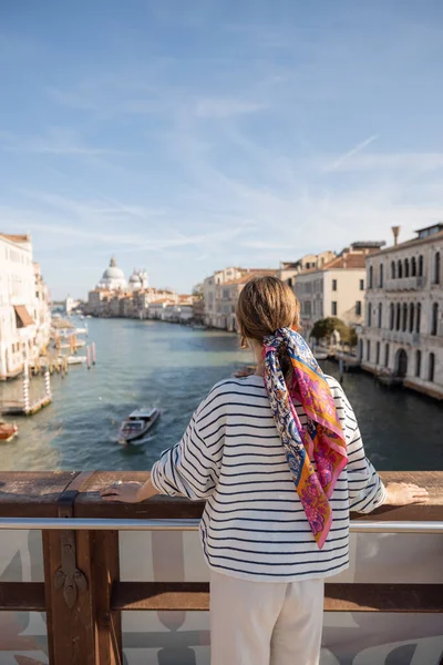 Mulher viajando em Veneza — Fotografia de Stock