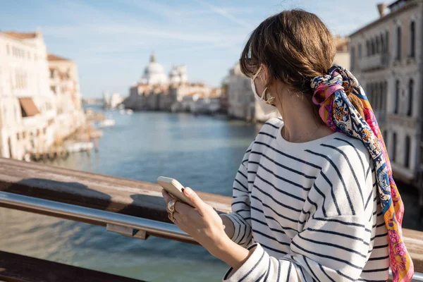 Genç siyah çift akıllı telefondan selfie çekiyor.