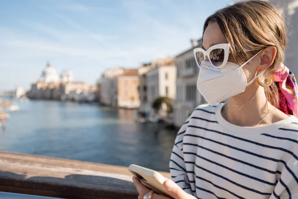 Woman traveling in Venice during pandemic — Stock Photo, Image