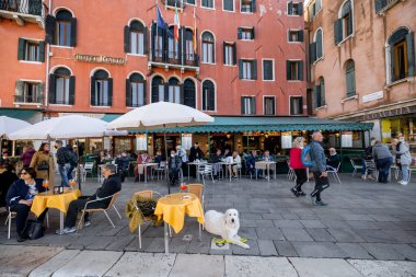 Venedik 'te kafeleri ve restoranları olan kalabalık bir caddede manzara