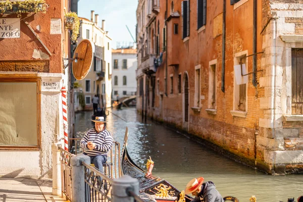 View on narrow water canal in Venice — 图库照片