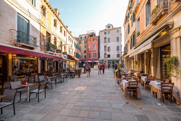 Venedik 'te kafeleri ve restoranları olan bilinmeyen bir sokak.