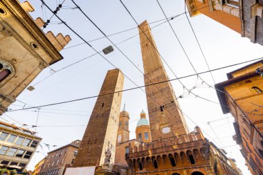 Bologna şehrindeki ünlü Asinelli kuleleri