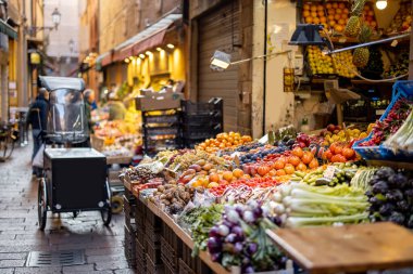 İtalya 'da market tezgahları taze yerel yiyeceklerle dolu bir cadde.