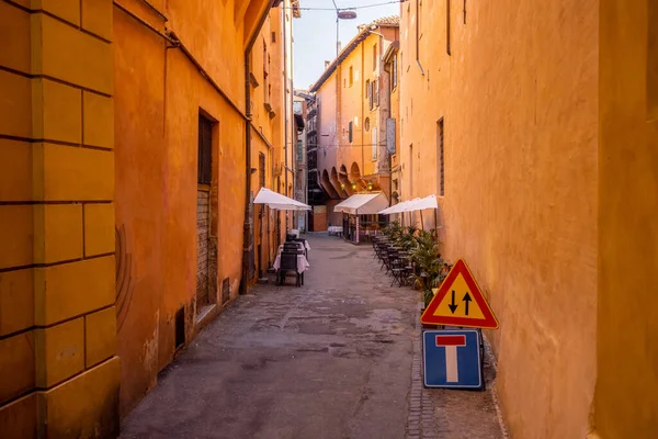Keskeny hangulatos utca Bologna városban — Stock Fotó