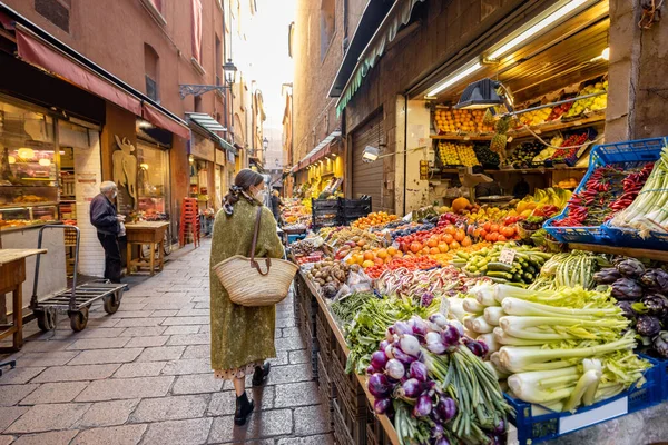 Frau kauft während Pandemie Lebensmittel auf dem Wochenmarkt — Stockfoto