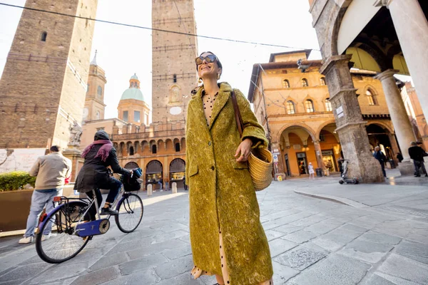 Elegante donna cammina per strada nella città di Bologna — Foto Stock