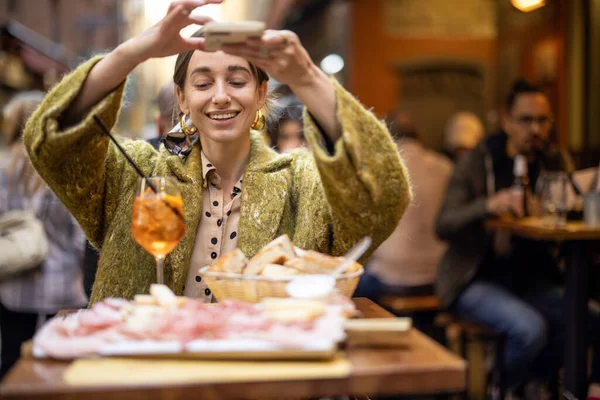 Mujer disfrutar de la gastronomía italiana en el restaurante al aire libre — Foto de Stock