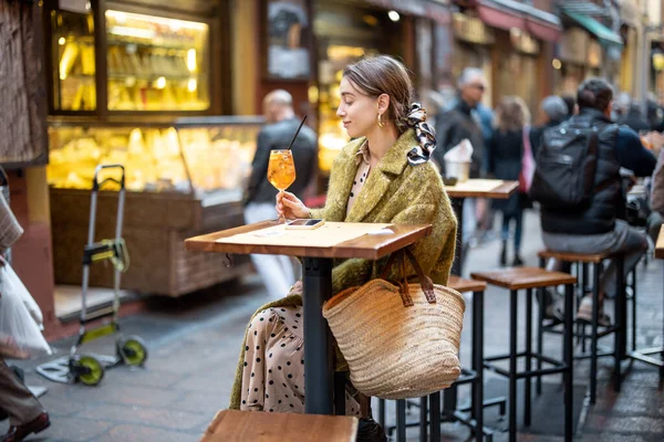 Woman with a cocktail at outdoor bar or restaurant in Bologna city — Stock Photo, Image