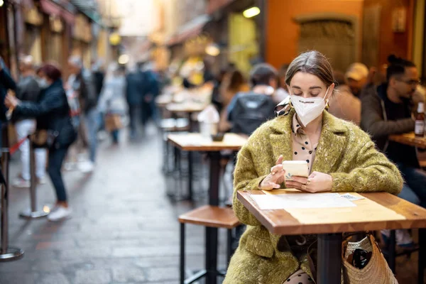 Жінка в медичній масці на відкритому повітрі ресторан — стокове фото