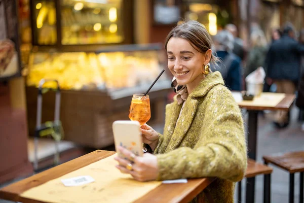 Mujer con una bebida en el bar al aire libre en Italia —  Fotos de Stock