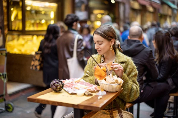 Mujer con aperitivos italianos y bebida en el bar al aire libre — Foto de Stock